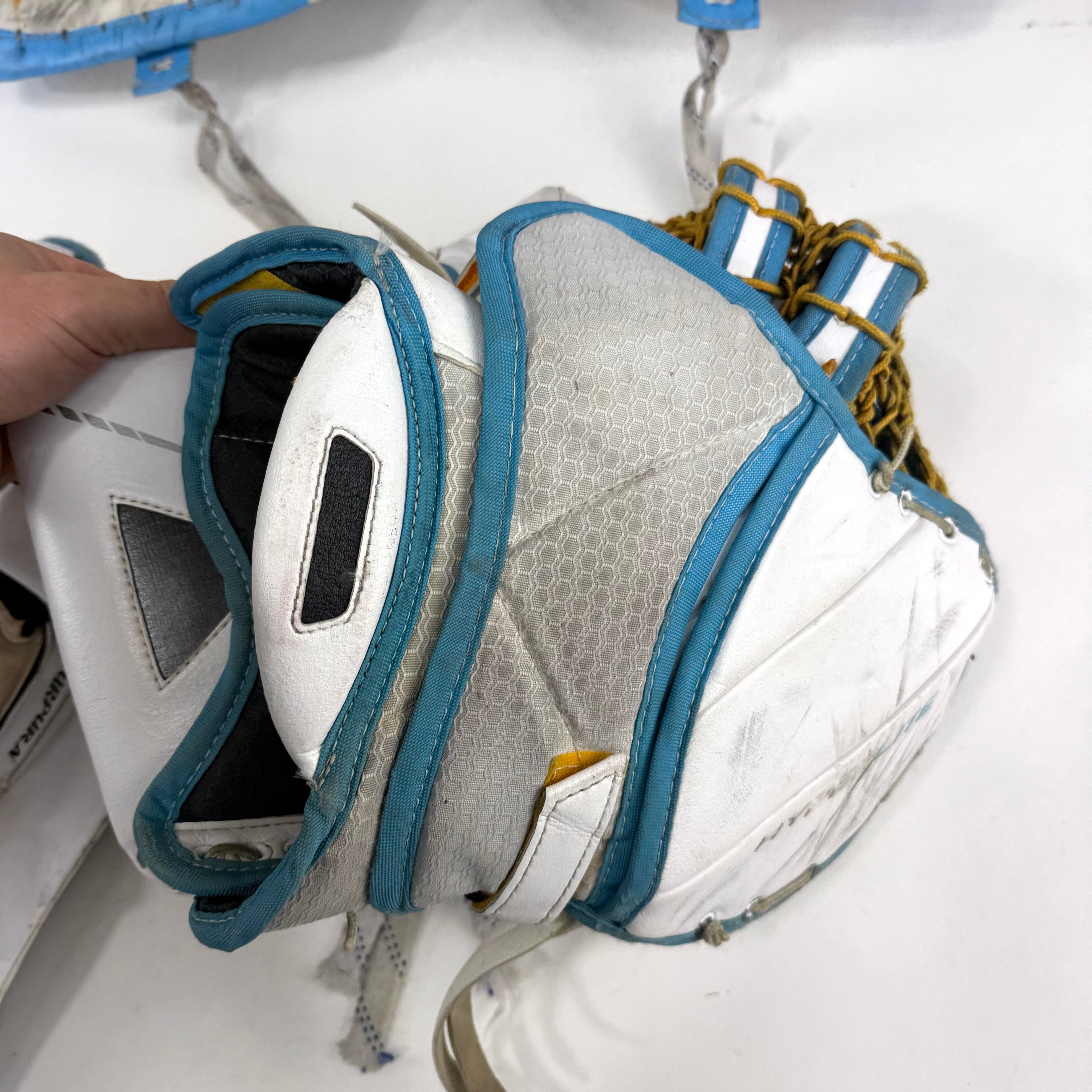 Used White/yellow/blue Bauer Vapor Hyperlite Full Right Goalie Set | 37+ (XXL) - Top Flight Hockey