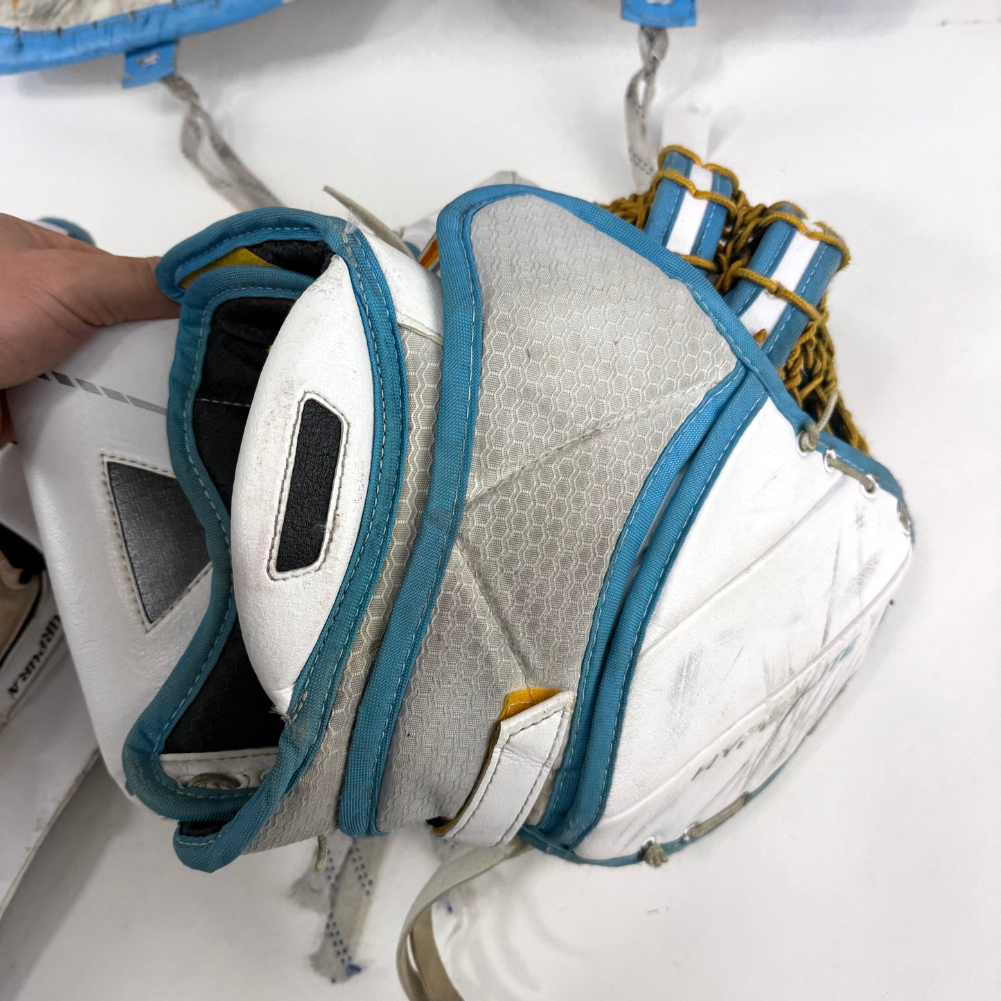 Used White/yellow/blue Bauer Vapor Hyperlite Full Right Goalie Set | 37+ (XXL)