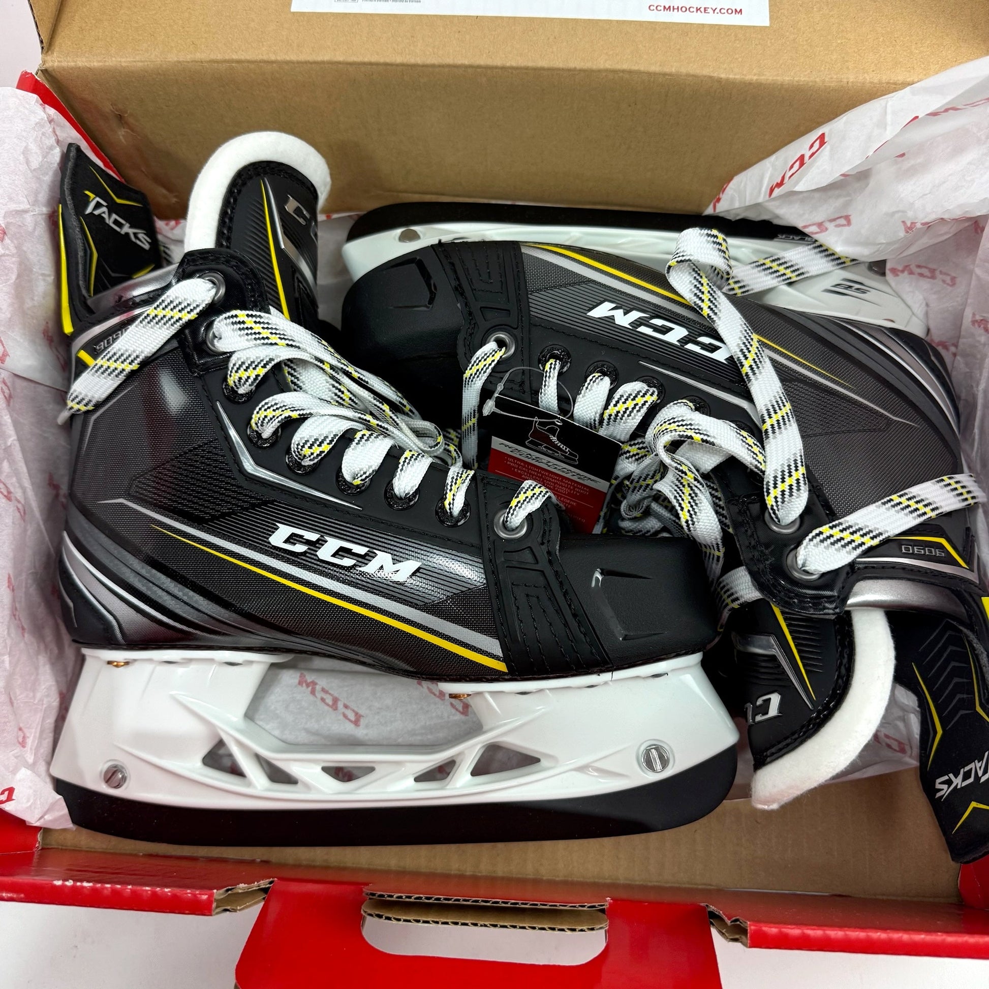 New CCM Tacks 9090 Skates | Junior 5EE | CCM451 - Top Flight Hockey