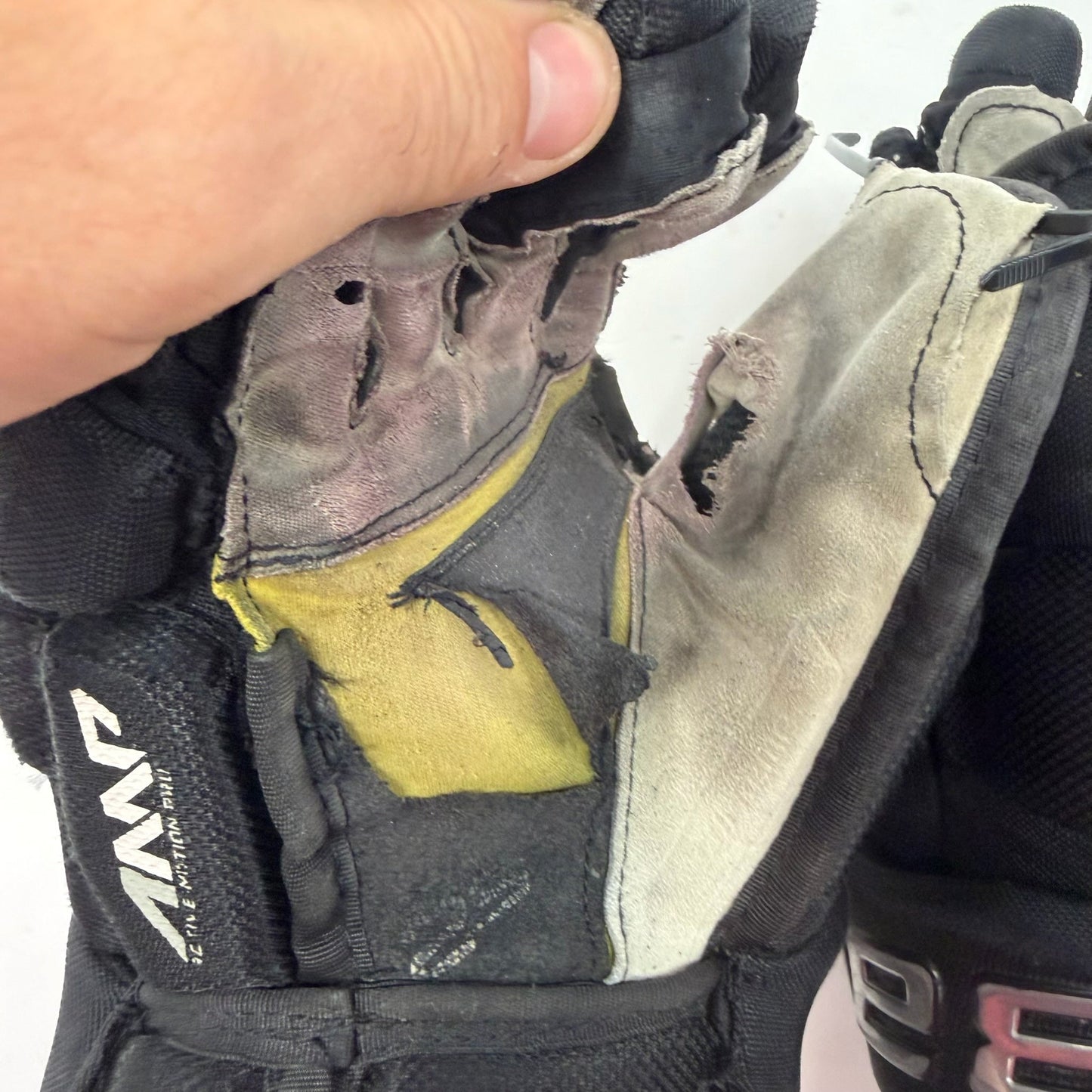 Used Black Bauer Supreme 2S Gloves | 13" | AB518