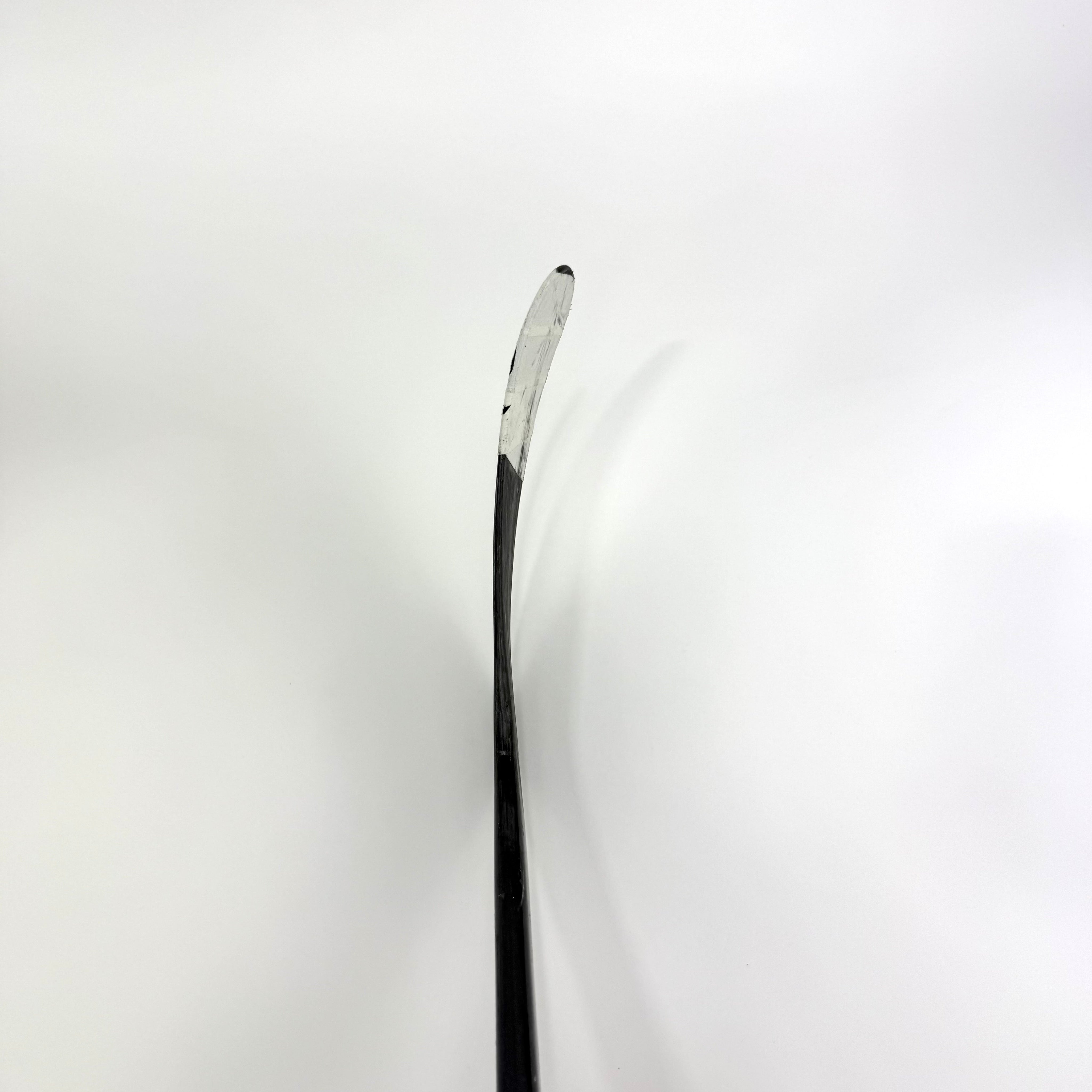 Used Left Red Bauer Flylite | 77 Flex P28M Curve Grip | A469 - Top Flight Hockey