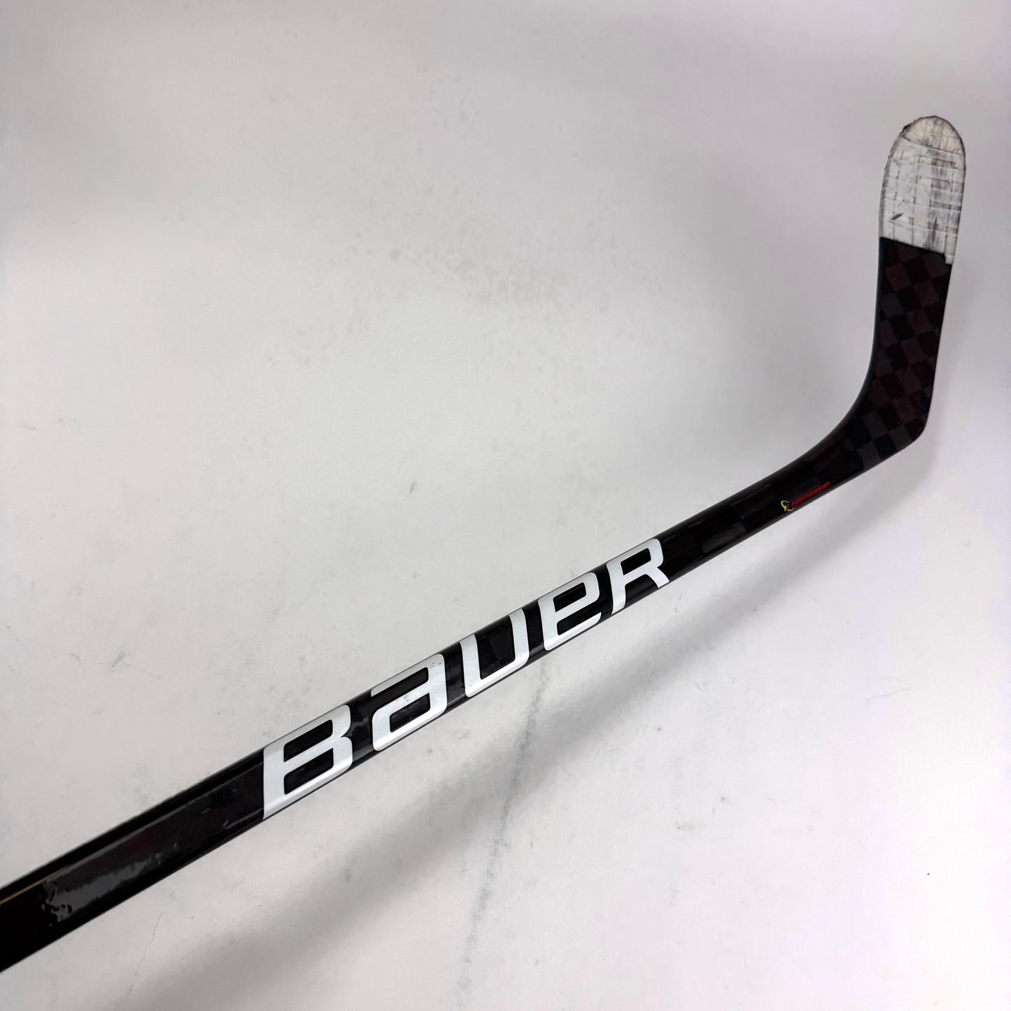 Used Left Bauer Vapor Hyperlite | 77 Flex P28 Curve Grip | J457 - Top Flight Hockey
