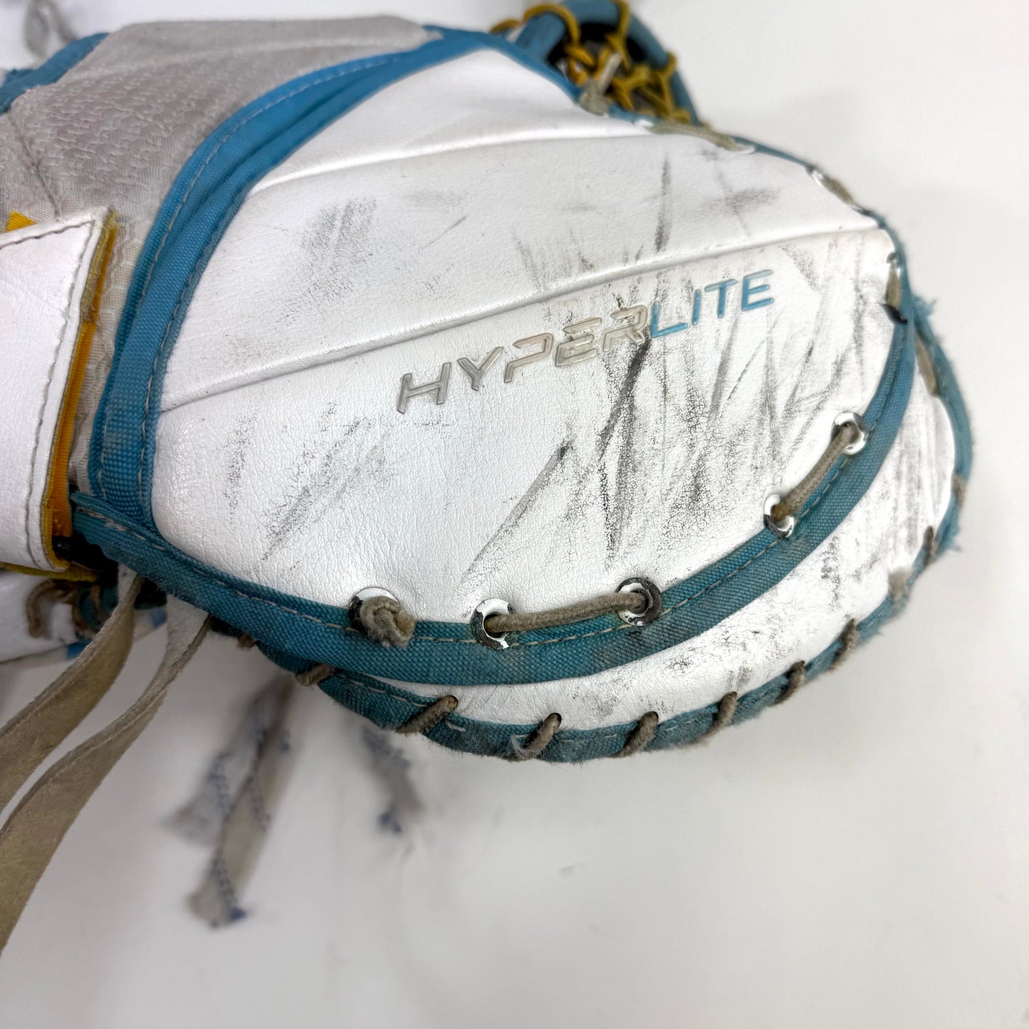 Used White/yellow/blue Bauer Vapor Hyperlite Full Right Goalie Set | 37+ (XXL)