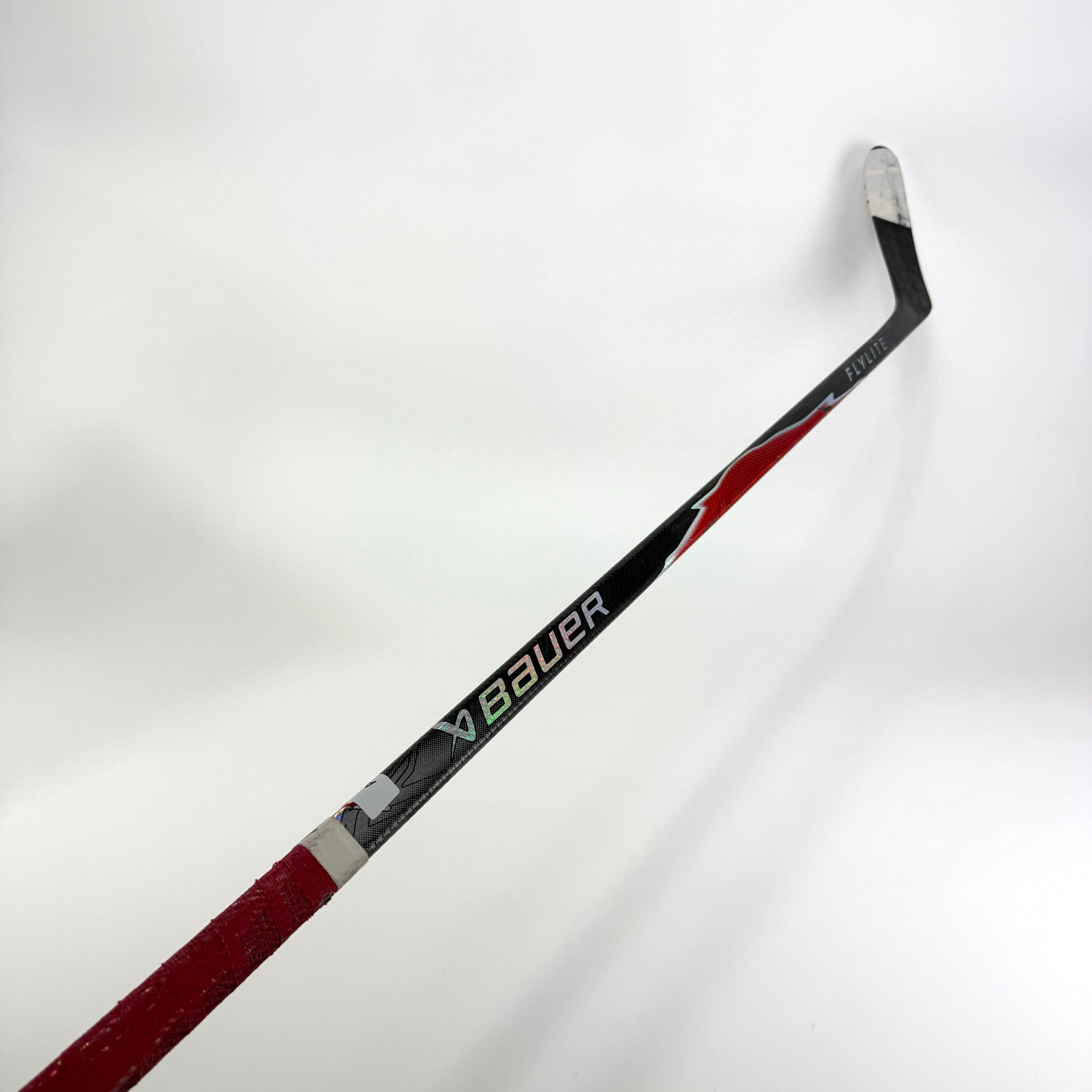 Used Left Red Bauer Flylite | 77 Flex P28M Curve Grip | A469 - Top Flight Hockey