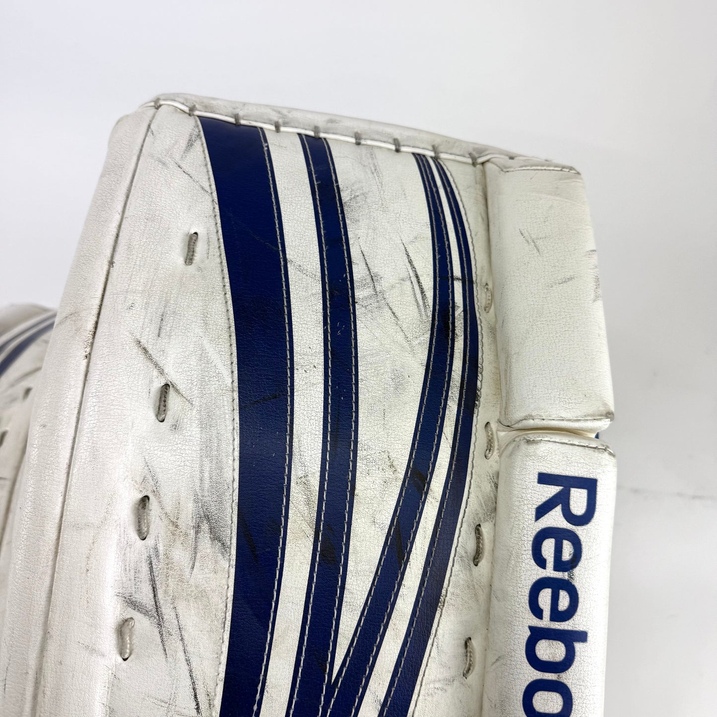 Used White and Blue Reebok 14K Junior Goalie Pads | 28+1" - Top Flight Hockey