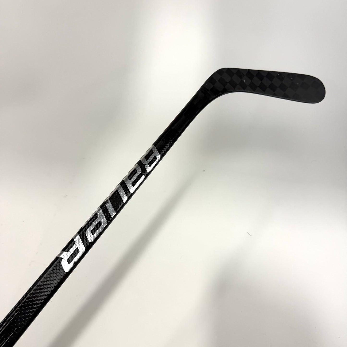 Used Right Red Bauer Vapor Hyperlite 2 | 77 Flex P92 Curve Grip | AB943