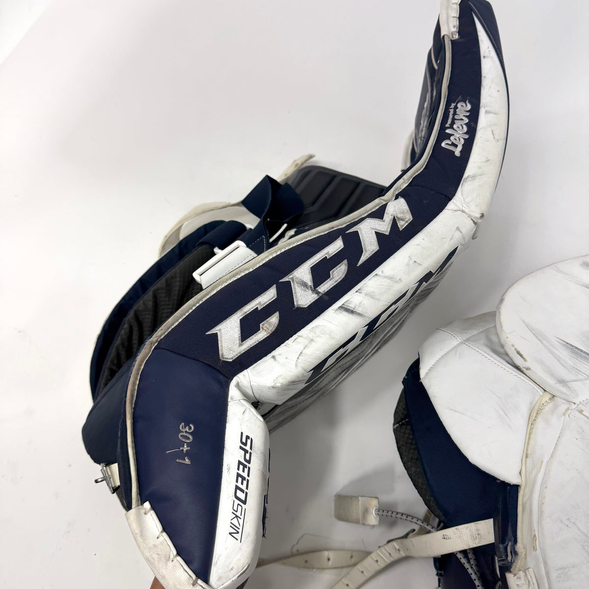 Used White and Navy CCM Eflex 4.9 Goalie Pads | 30+1" | AB369