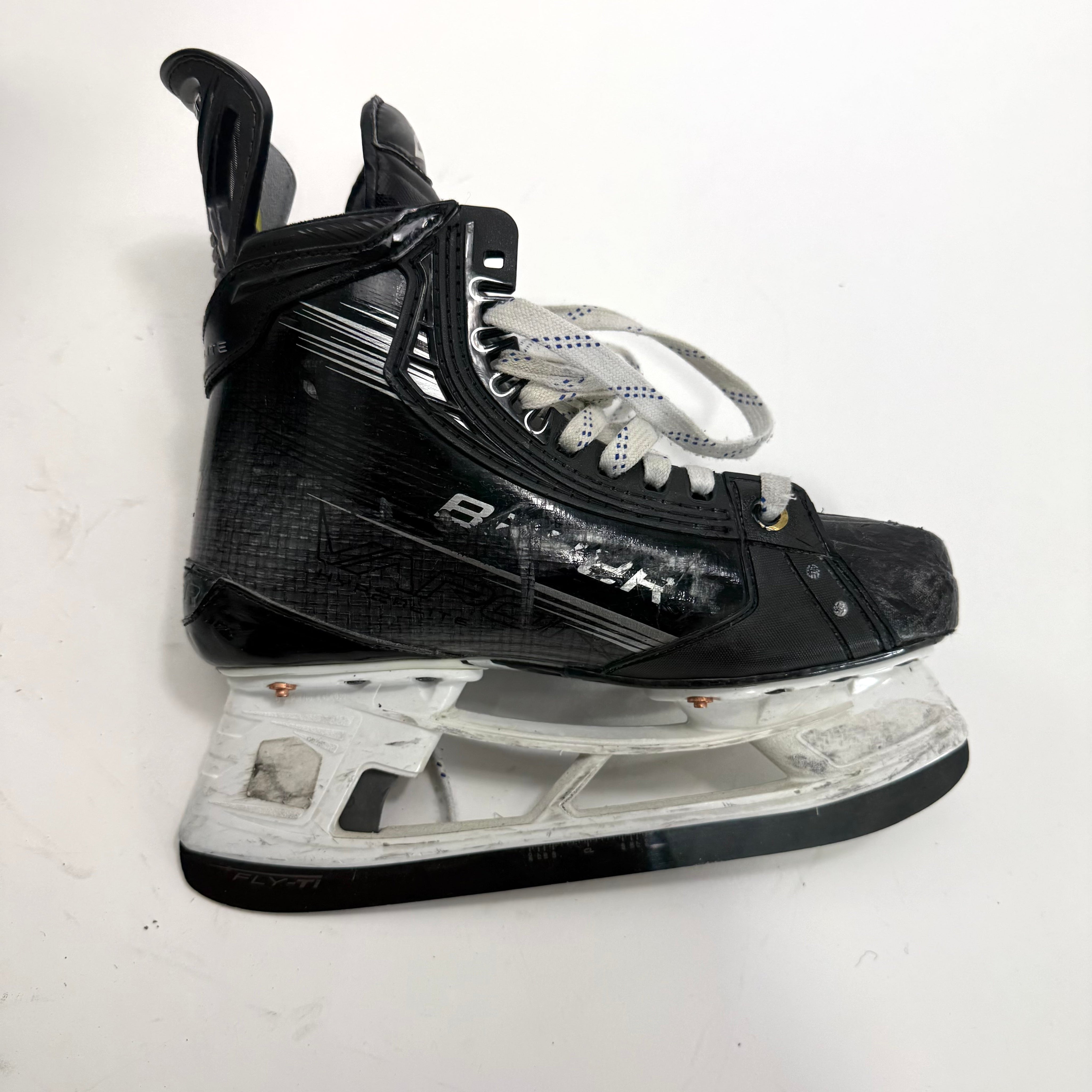 Used Black Bauer Vapor Hyperlite 2 Skates | Size 5 D | BH488 - Top Flight Hockey