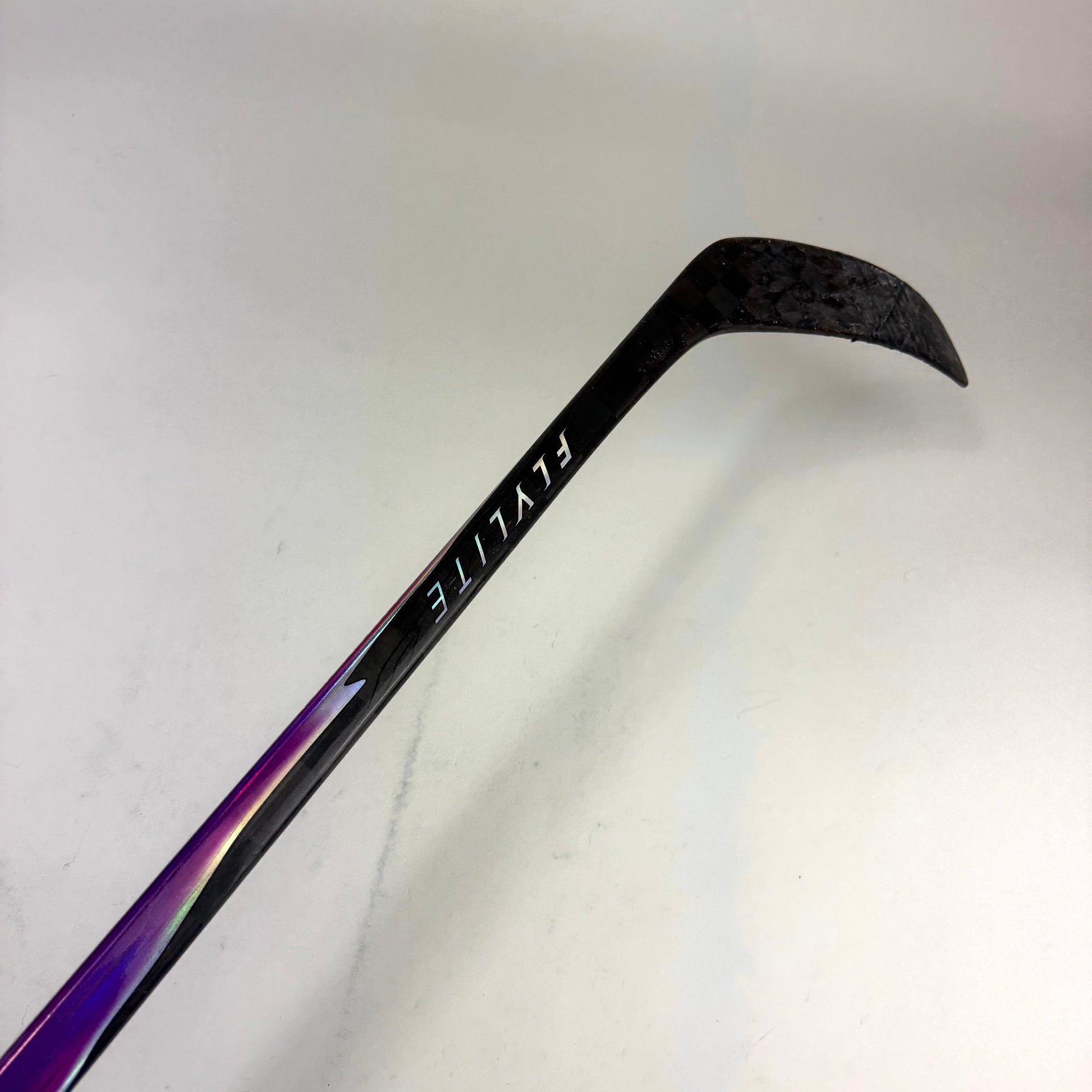 Used Left Purple Vapor Flylite | 82 Flex P28M Curve Grip | J459 - Top Flight Hockey