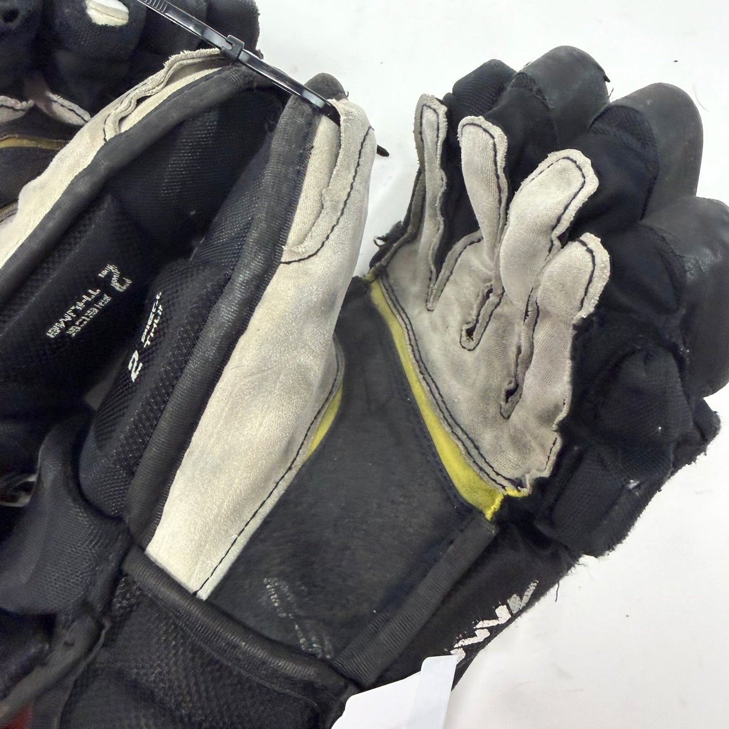 Used Black Bauer Supreme 2S Gloves | 13" | AB518