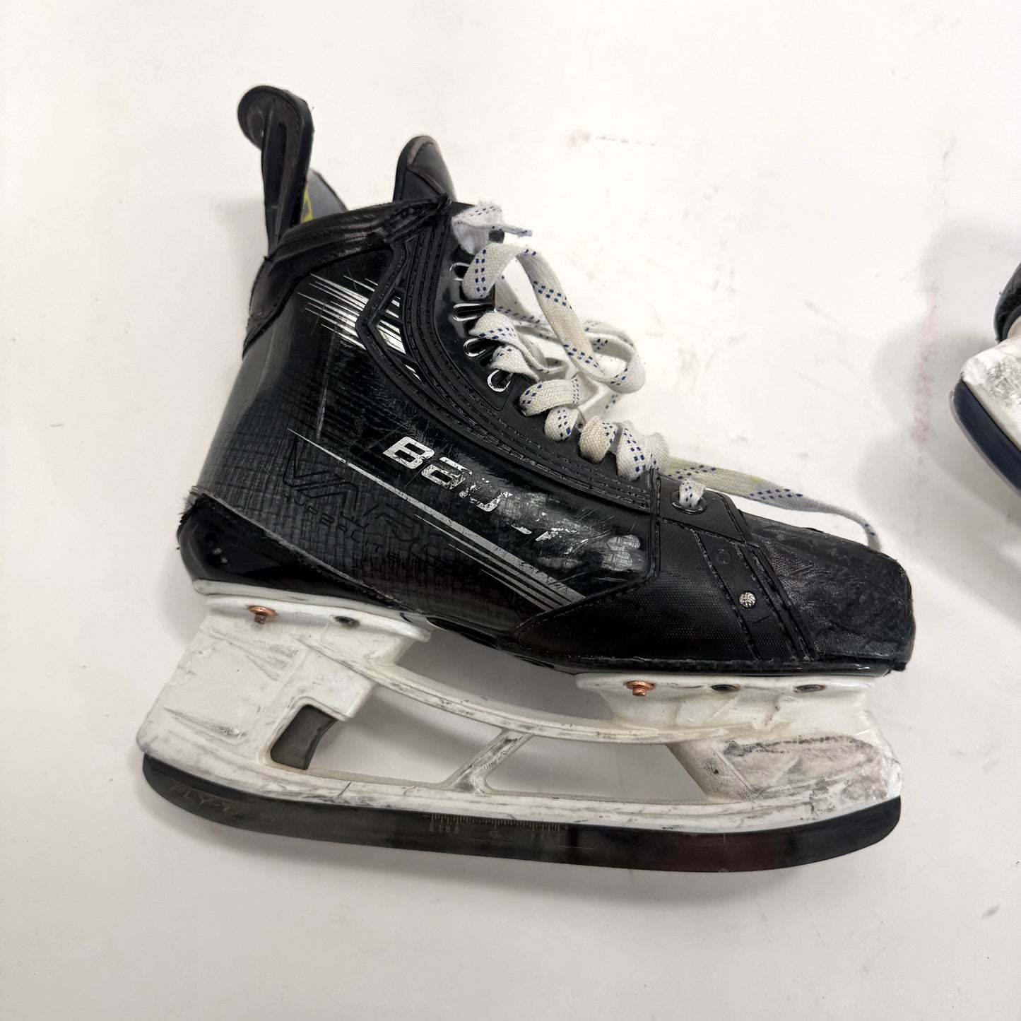 Used Black Bauer Vapor Hyperlite 2 Skates | Size 4.5 D | BH489 - Top Flight Hockey