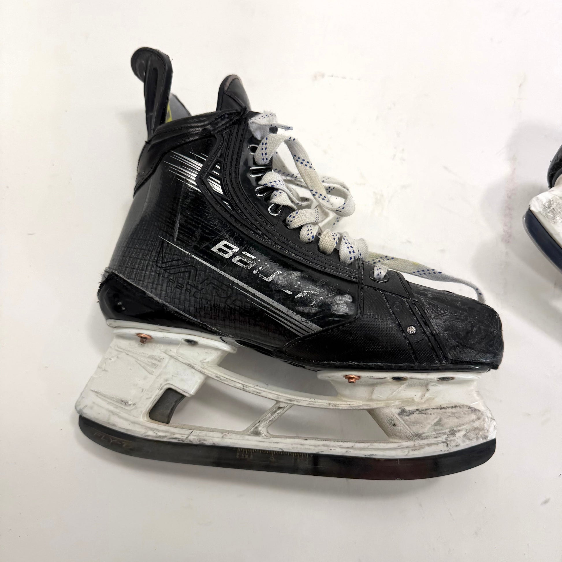 Used Black Bauer Vapor Hyperlite 2 Skates | Size 4.5 D | BH489 - Top Flight Hockey