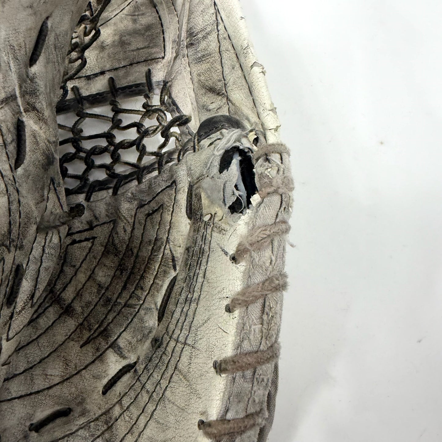 Used Regular White Reebok L7 Goalie Glove | Senior | AB533