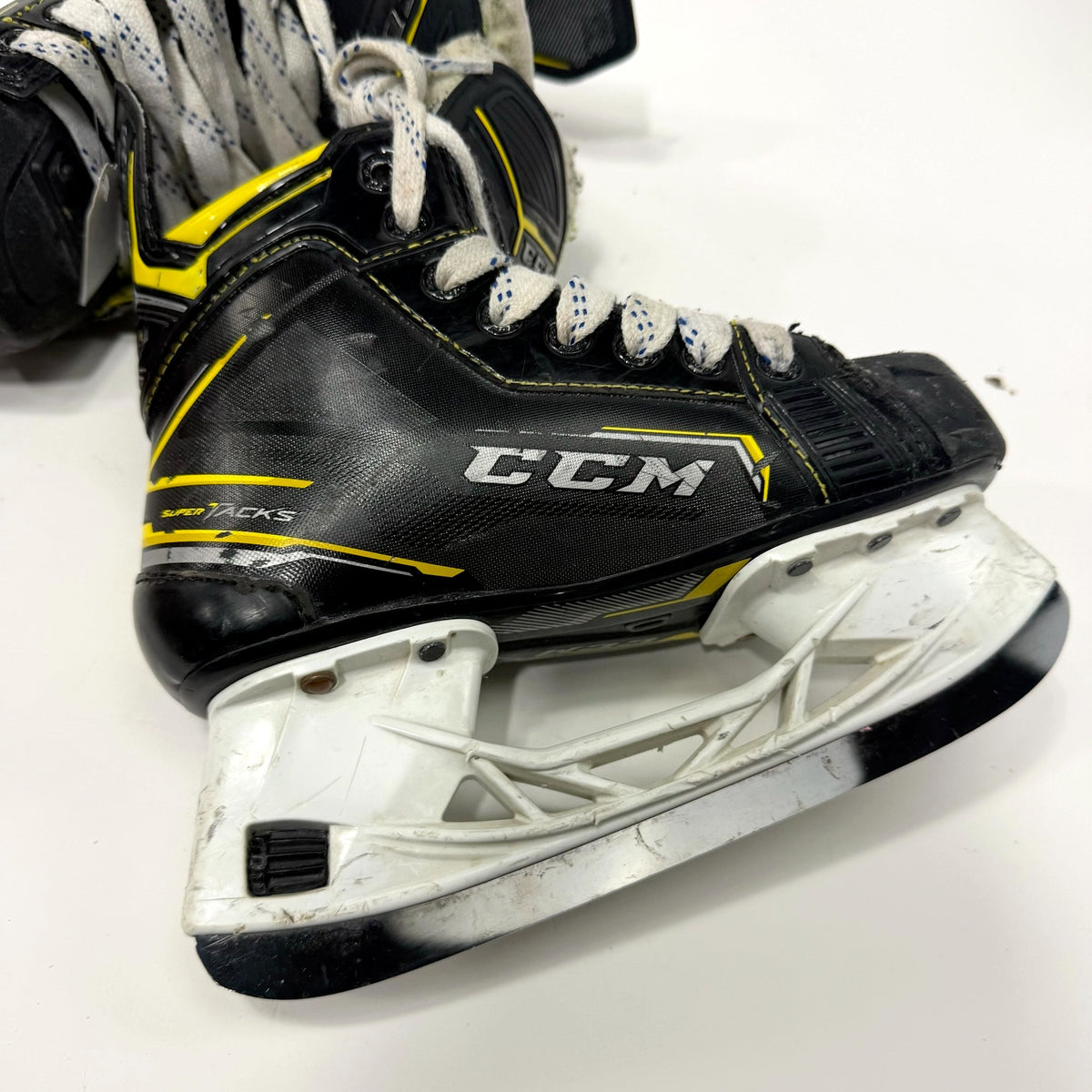 Used CCM Super Tacks 9380 Skates | Size 2.5 D | AB795