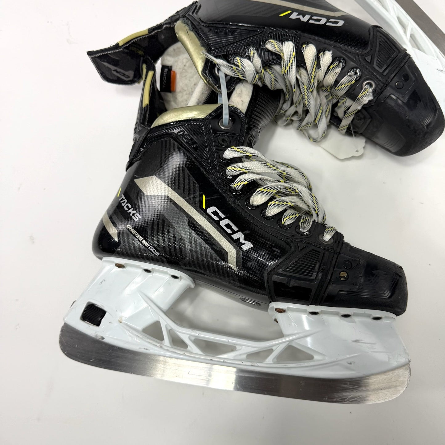 Used CCM Tacks ASV Skates | Size 6.5 R | J142