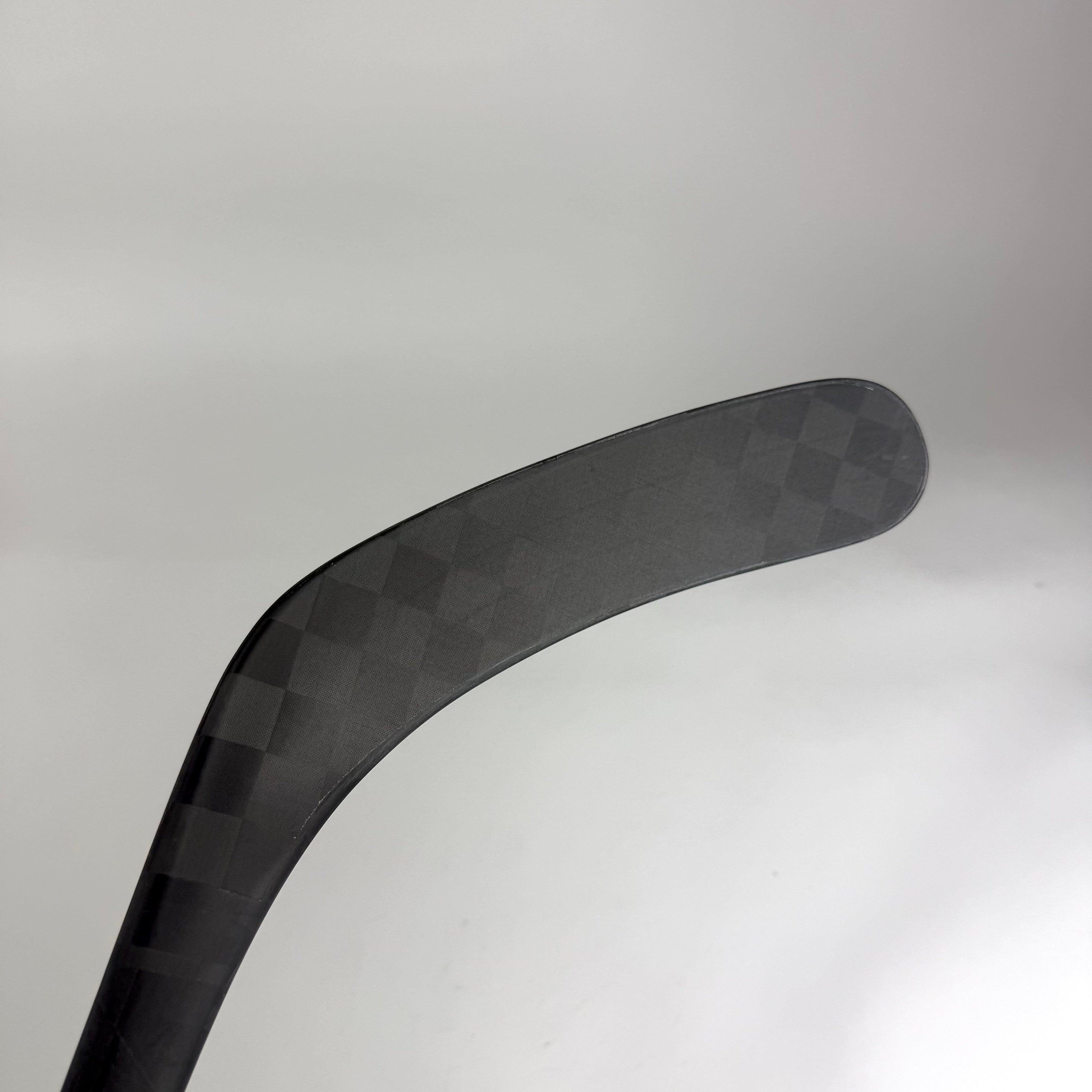 New Right Black Bauer Vapor Hyperlite2 | 87 Flex Malkin Pro Curve Grip | E785 - Top Flight Hockey