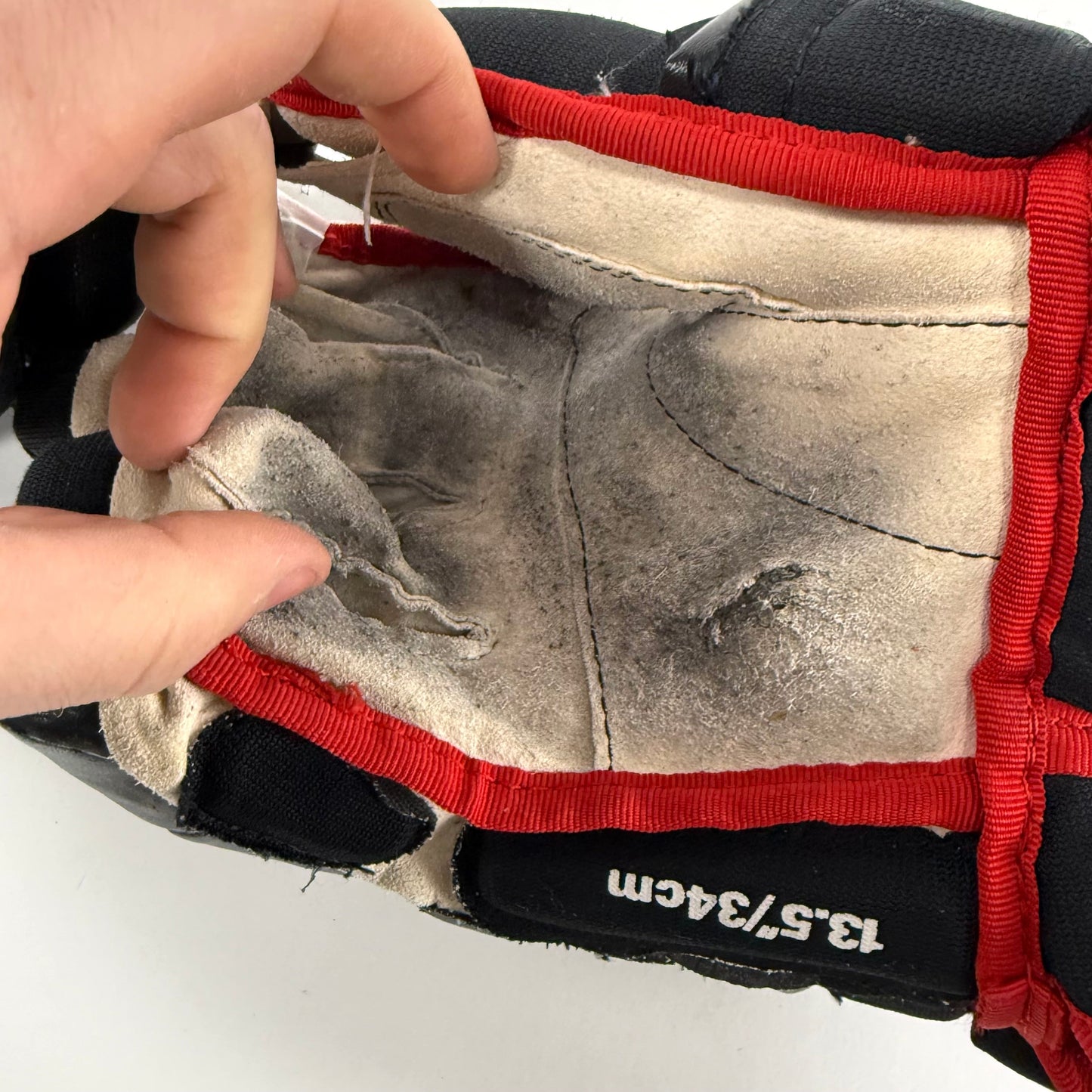 Used Chicago Blackhawks Reebok 13.5" Gloves | L371