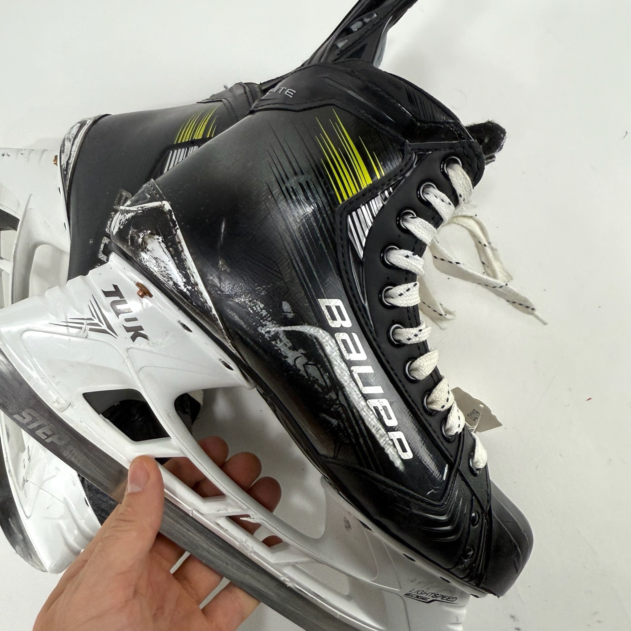Used Black Bauer Vapor Hyperlite 2 Skates | 10 E | D219 - Top Flight Hockey