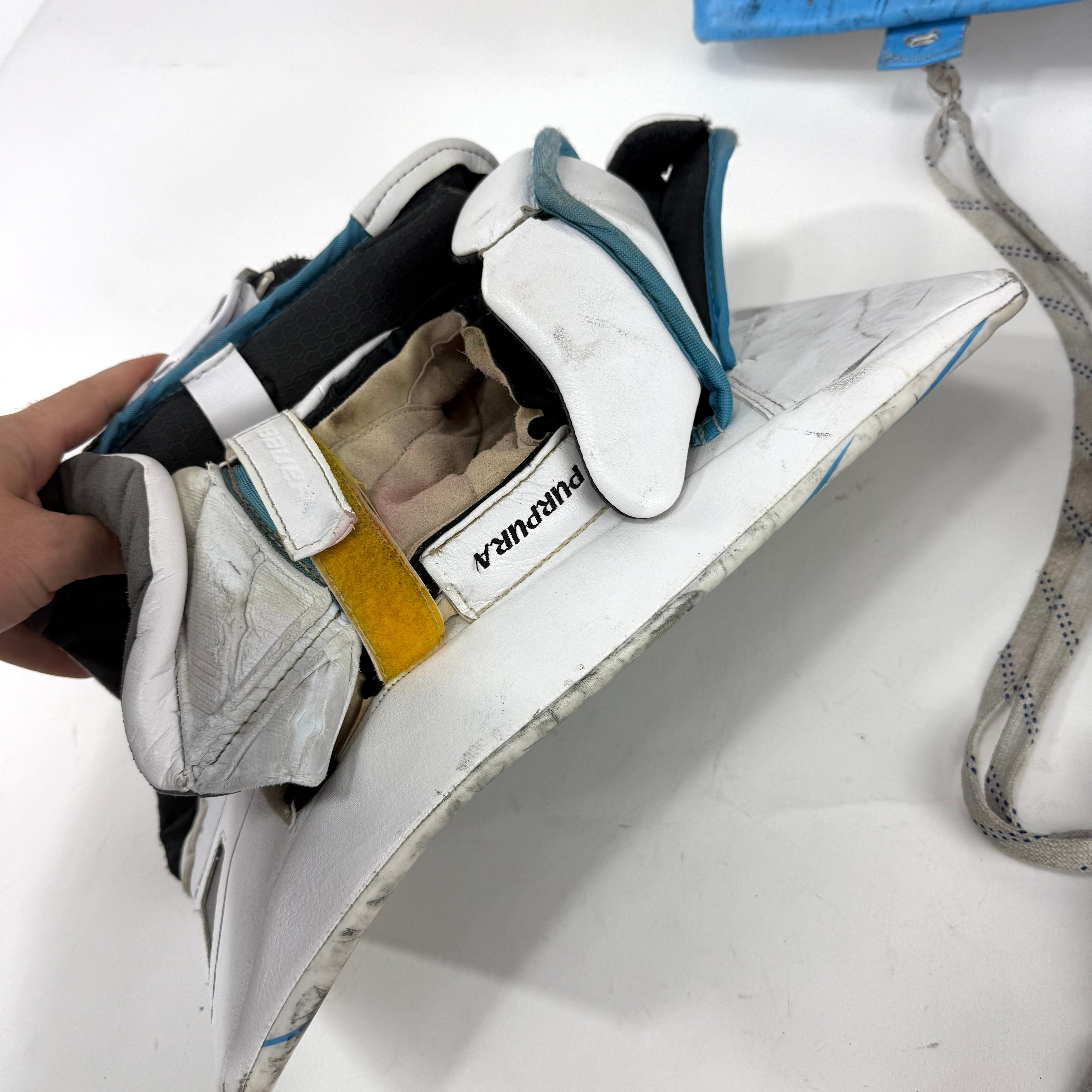 Used White/yellow/blue Bauer Vapor Hyperlite Full Right Goalie Set | 37+ (XXL) - Top Flight Hockey