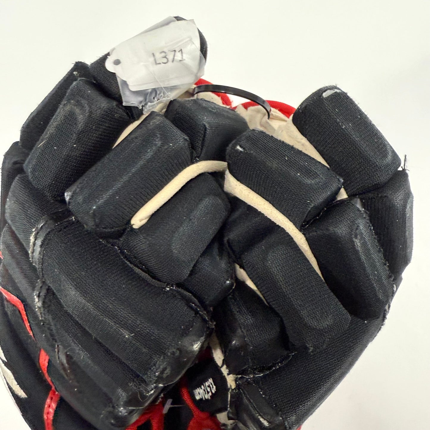 Used Chicago Blackhawks Reebok 13.5" Gloves | L371