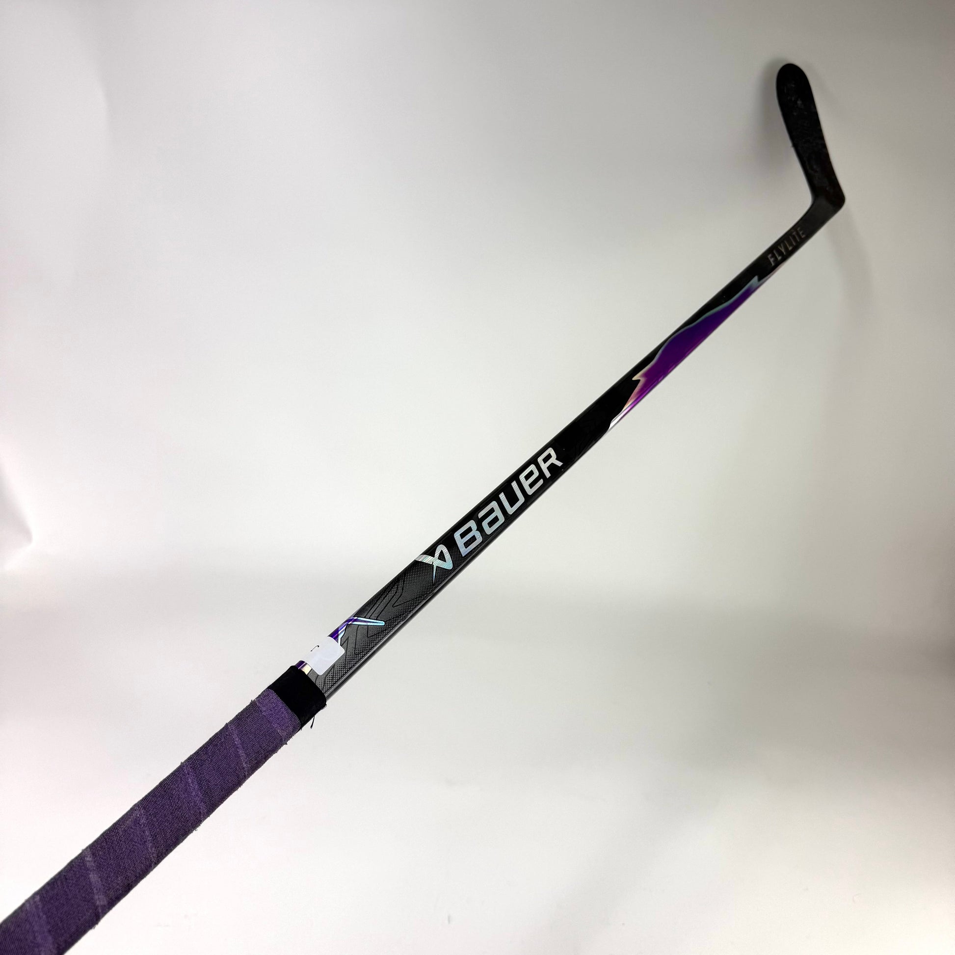Used Left Purple Vapor Flylite | 82 Flex P28M Curve Grip | J459 - Top Flight Hockey