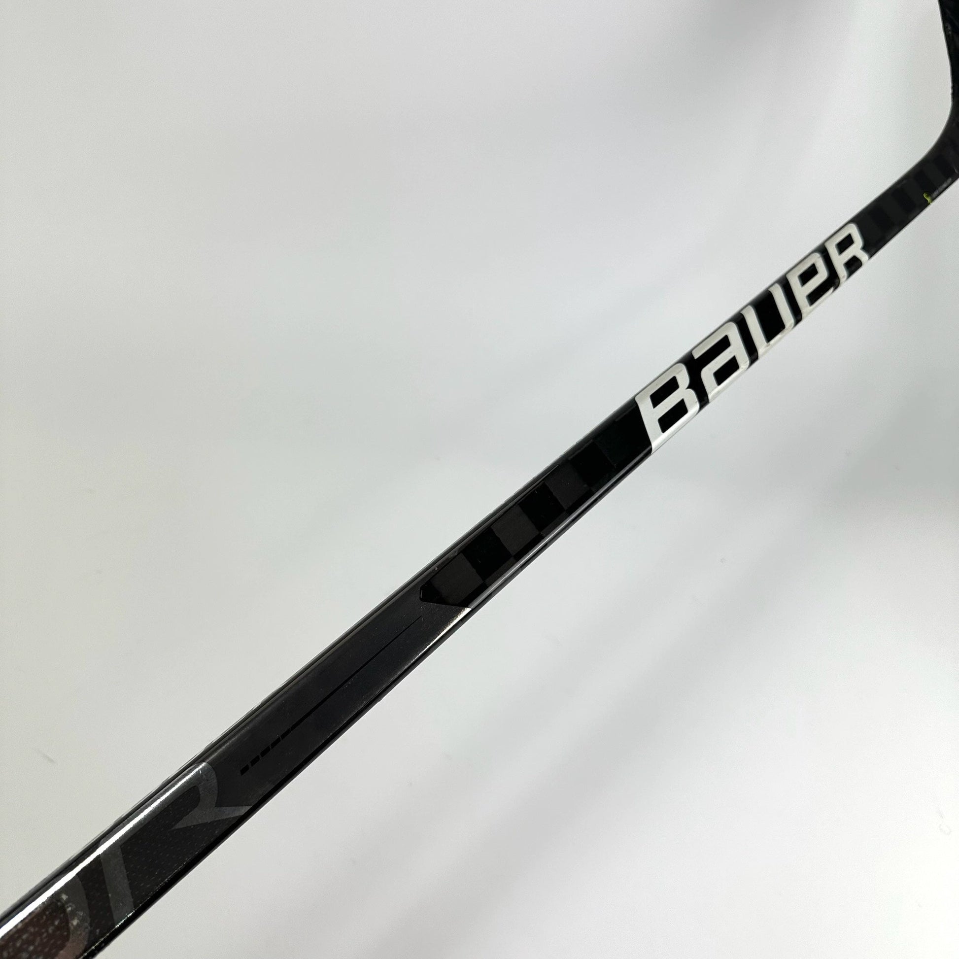 Used Left Bauer Vapor Hyperlite Silver | 77 Flex P28 Curve Grip | Smith | K212 - Top Flight Hockey