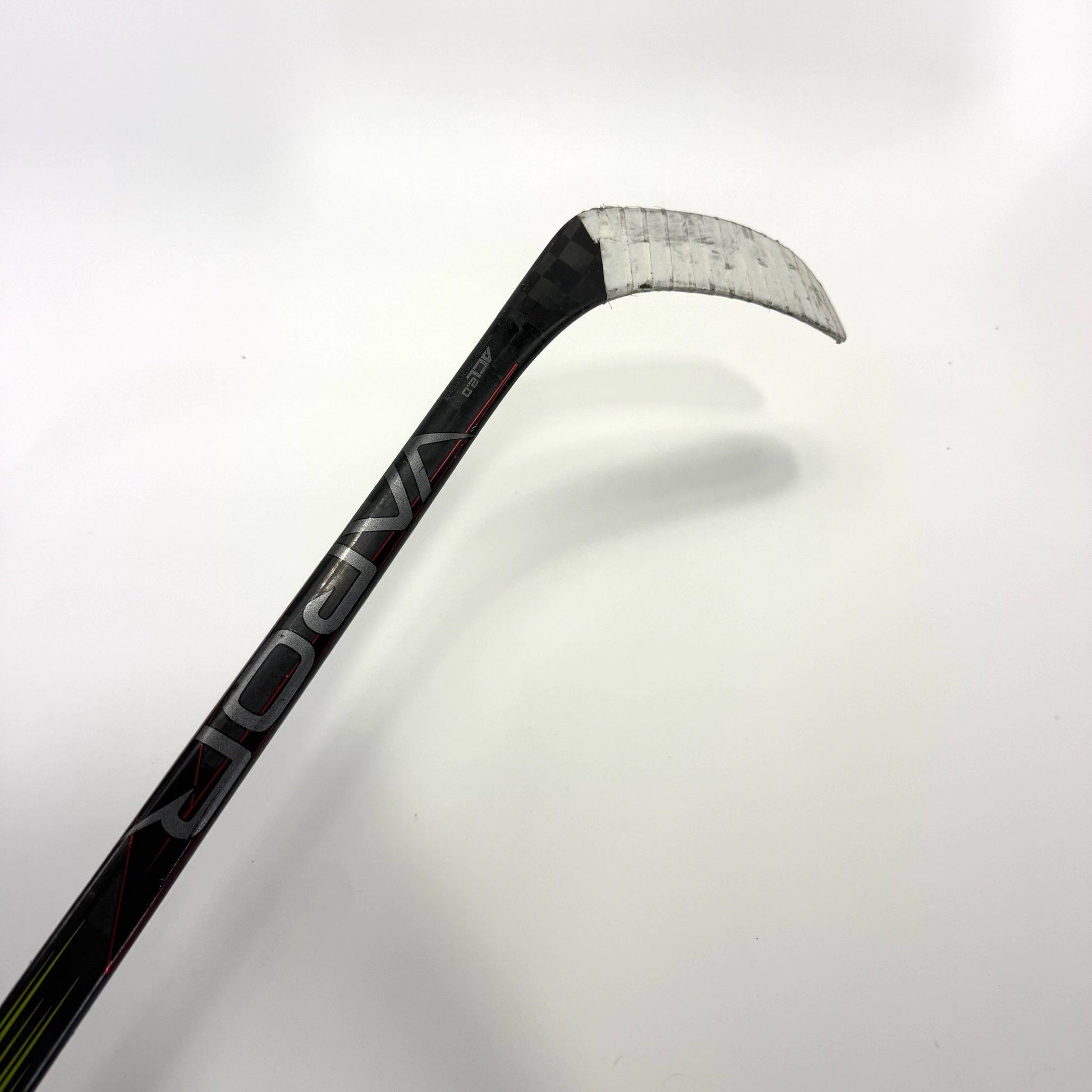 Used Left Bauer Vapor Hyperlite 2 | 65 Flex P28 Curve Grip | BH497 - Top Flight Hockey