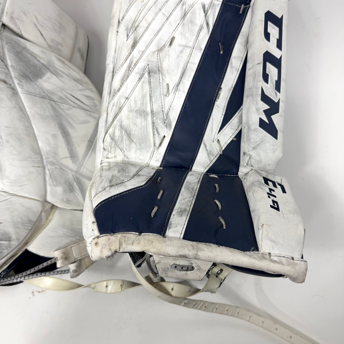 Used White and Navy CCM Eflex 4.9 Goalie Pads | 30+1" | AB369