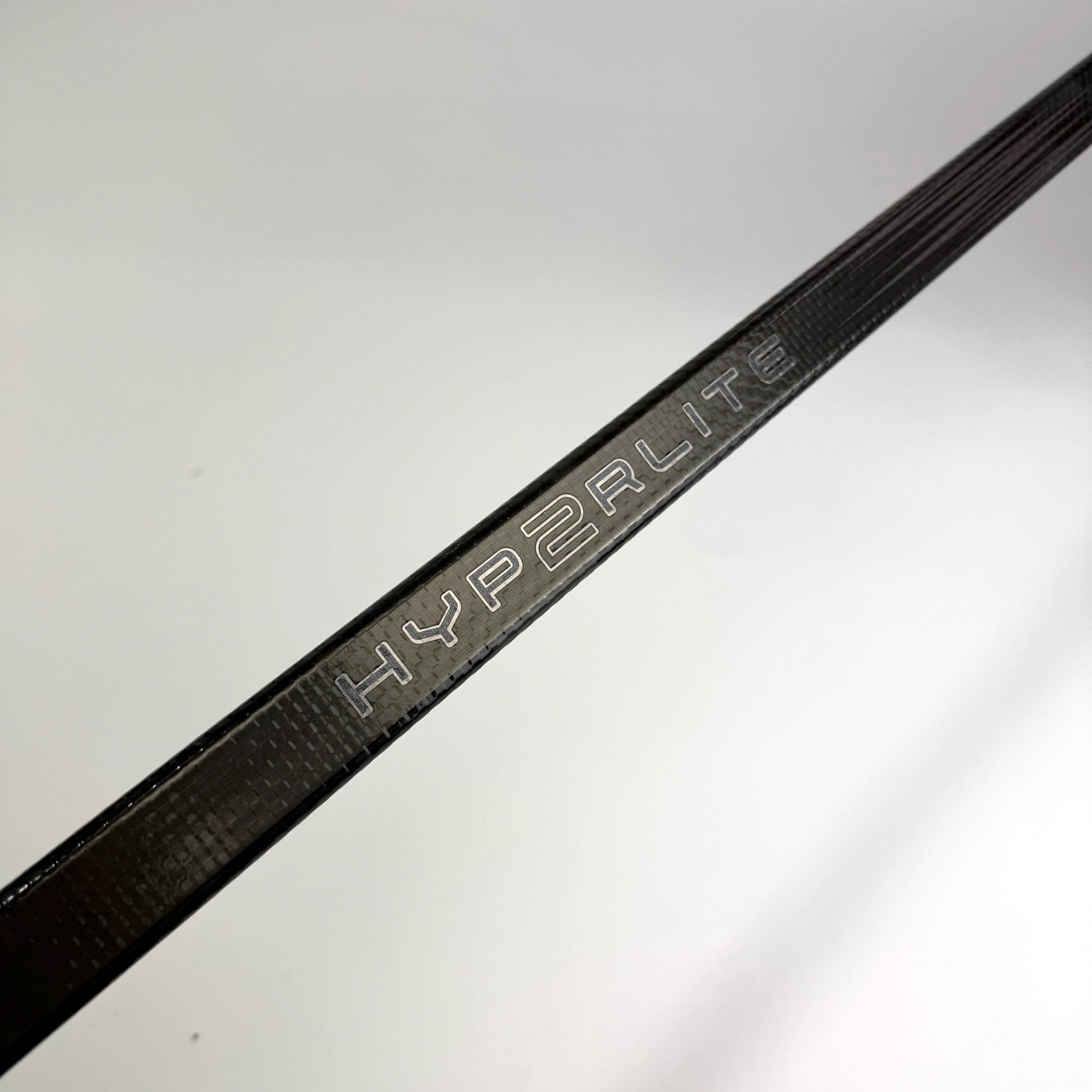 Used Right Black Bauer Vapor Hyperlite 2 | 87 Flex Mackinnon Pro Curve Grip | F303 - Top Flight Hockey