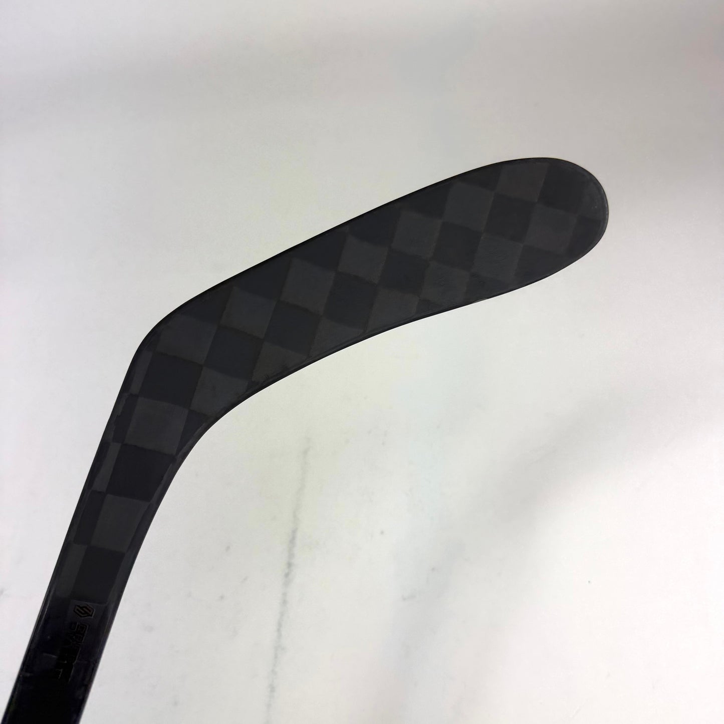 New Right Warrior Covert QR6 Pro | 75 Flex P28 Curve Grip | J462 - Top Flight Hockey