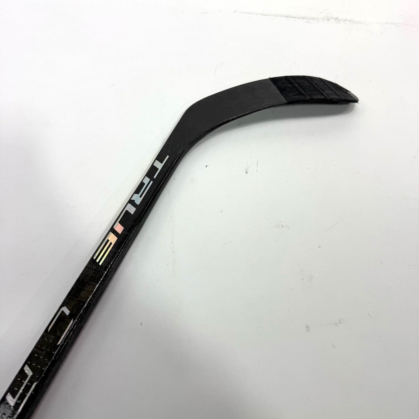 Used Left Red True Catalyst 9X | 85 Flex P28 Curve Grip | Kalynuk | BH205