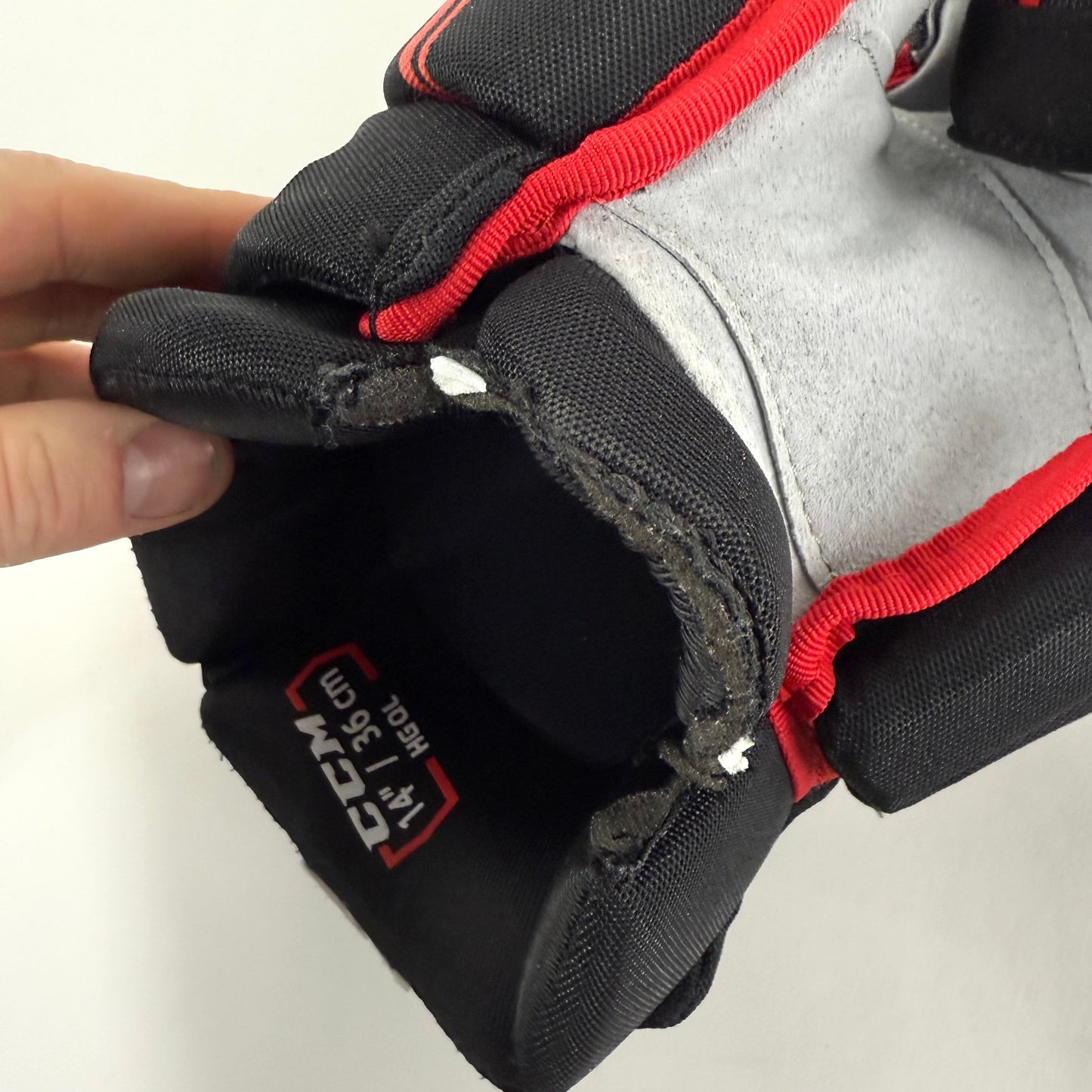 Used Chicago Blackhawks CCM HGQL 14" Gloves | L358