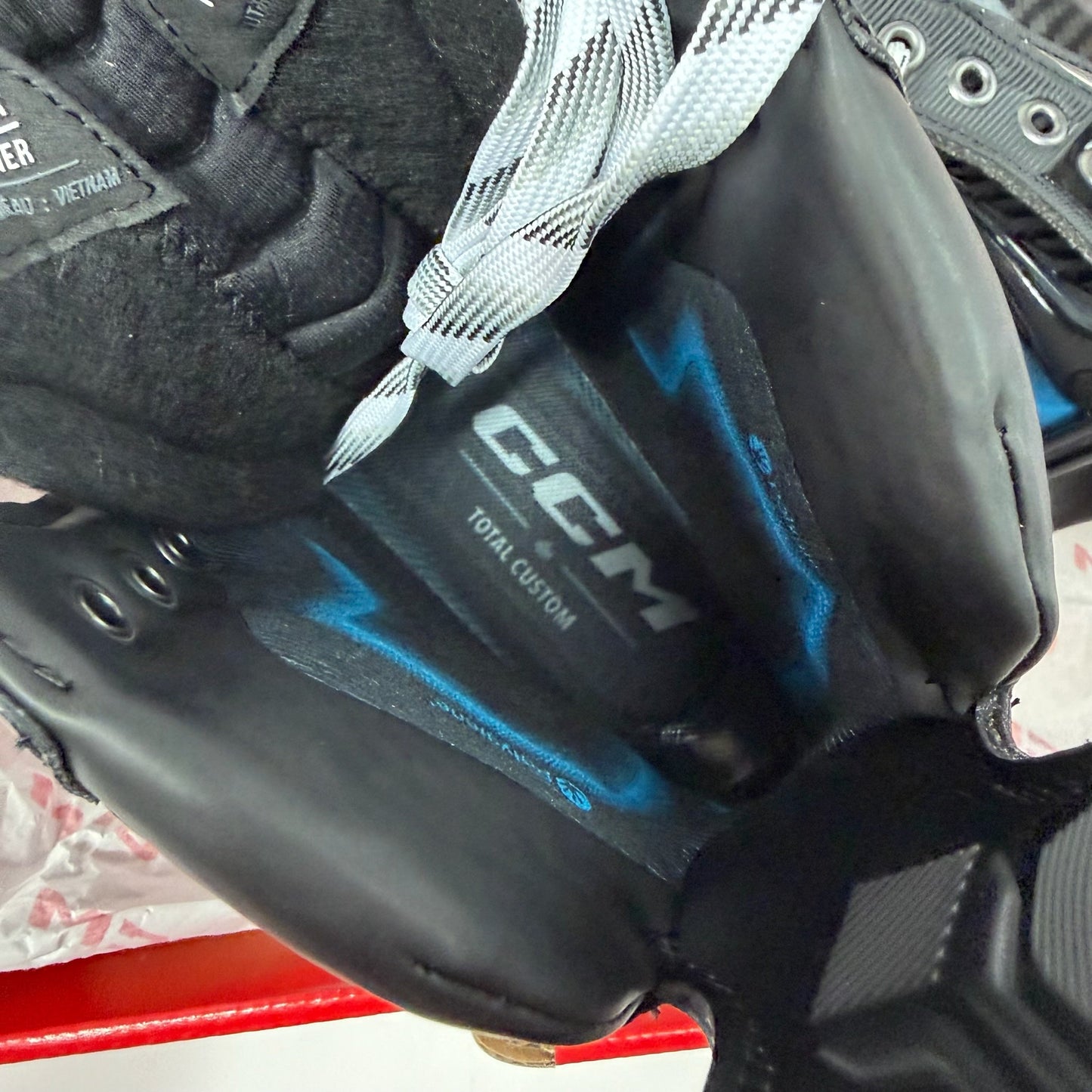 Brand New Total Custom CCM Jetspeed FT8 Pro Skates - Size 4 - Regular