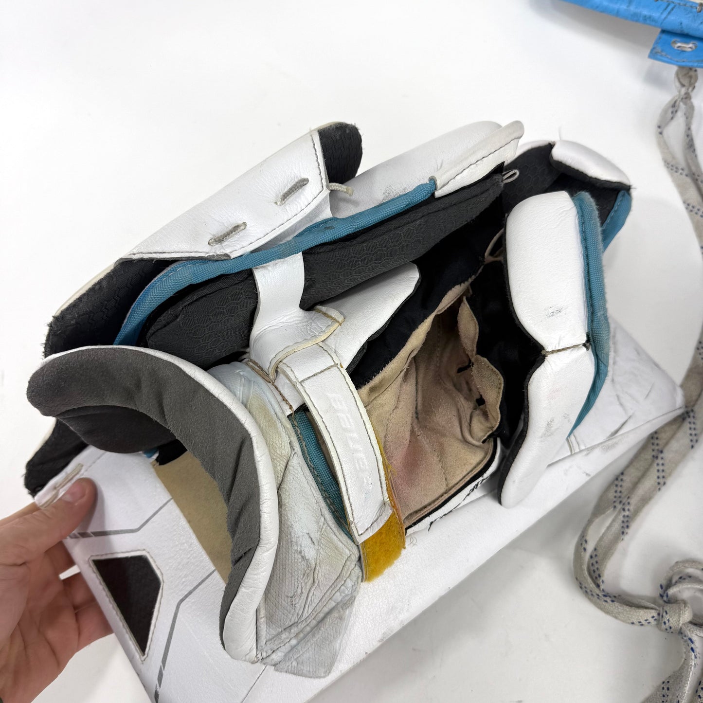 Used White/yellow/blue Bauer Vapor Hyperlite Full Right Goalie Set | 37+ (XXL)