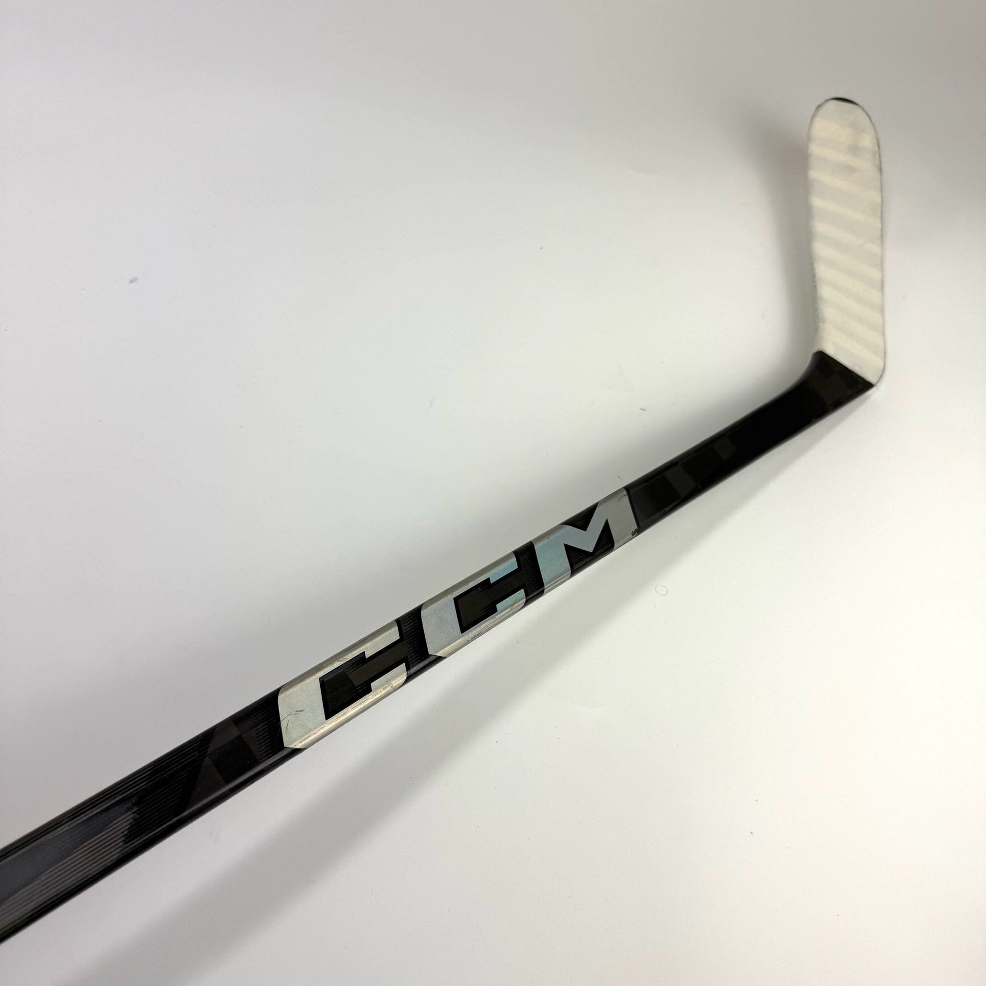 Used Left Black CCM Jetspeed FT7 Pro | 80 Flex P28M Curve Grip | F407 - Top Flight Hockey