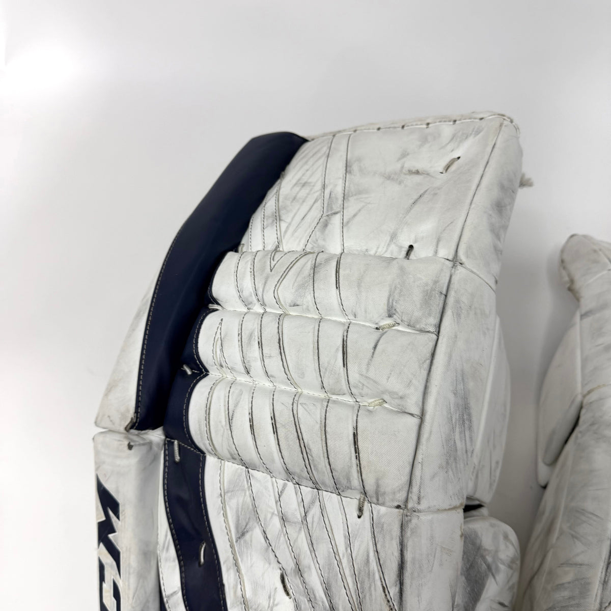 Used White and Navy CCM Eflex 4.9 Goalie Pads | 30+1" | AB369