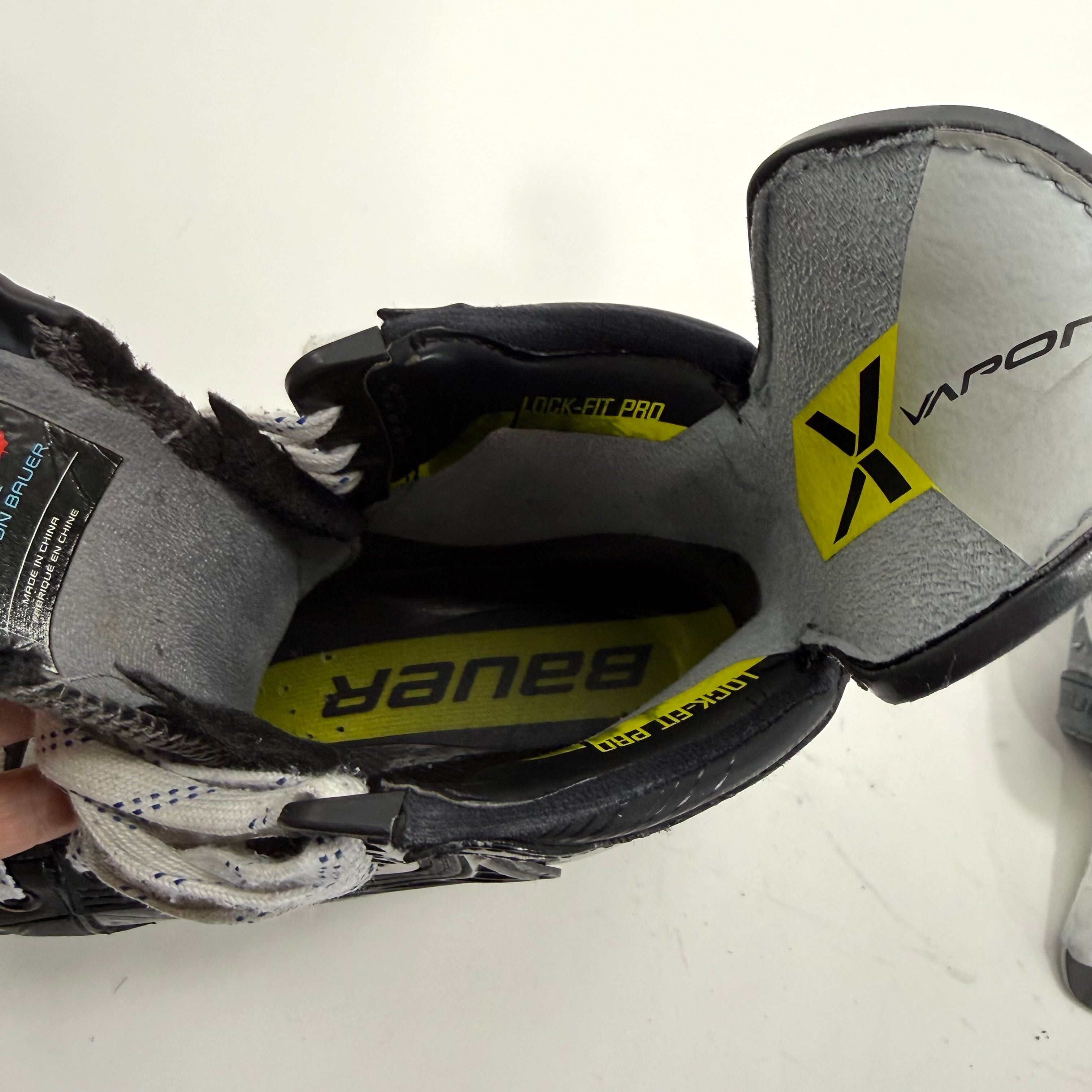 Used Black Bauer Vapor Hyperlite 2 Skates | Size 5 D | BH488 - Top Flight Hockey